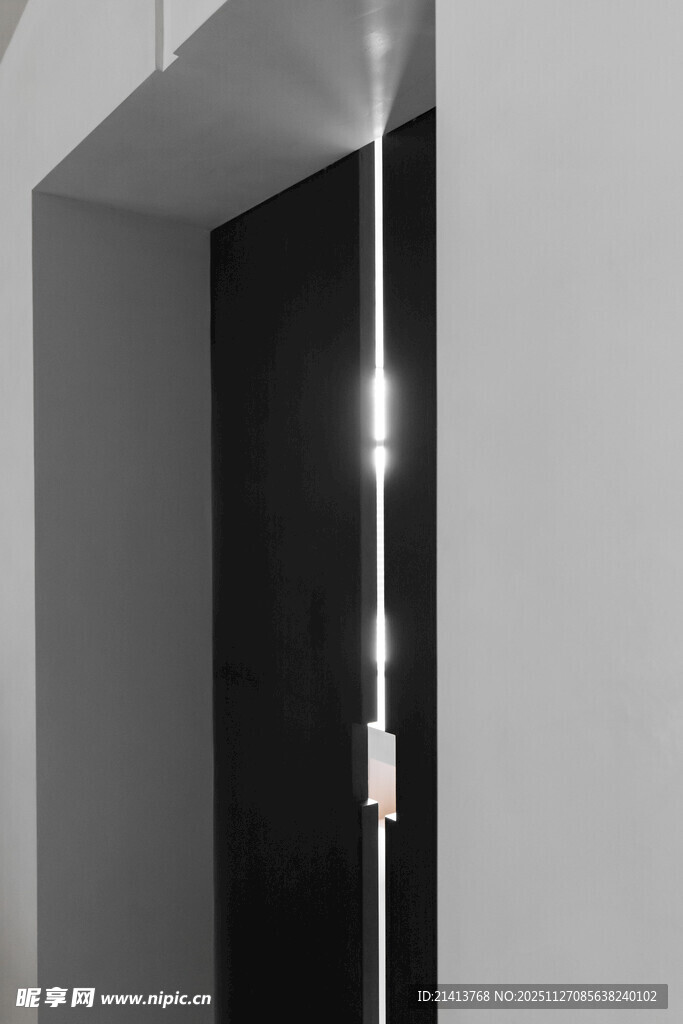 黑白光影下的简约门洞