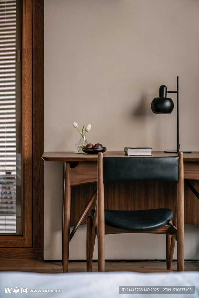 简约卧室中的木质书桌一角