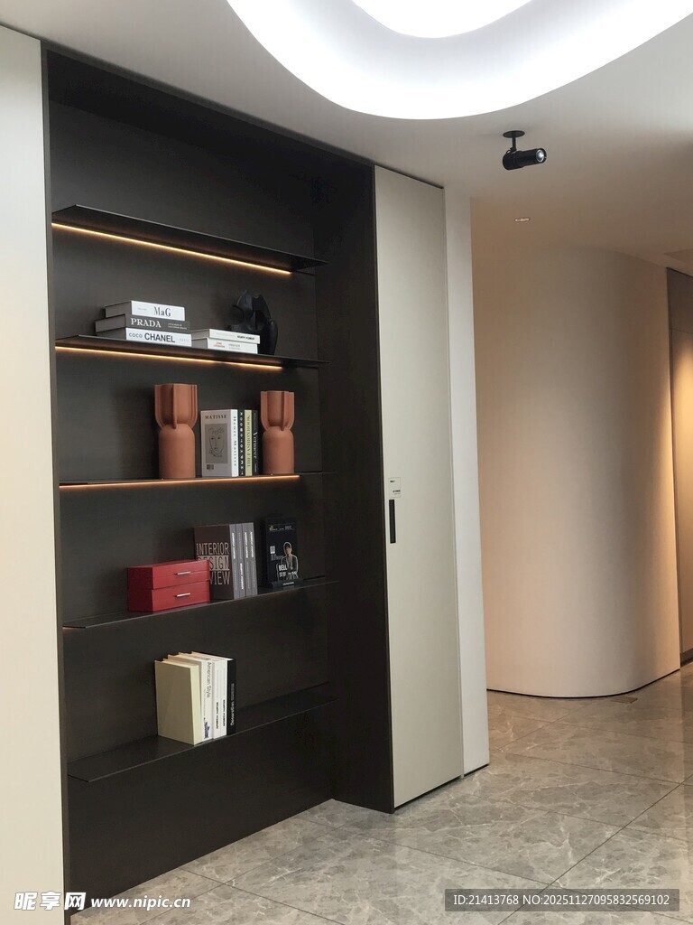 现代简约风书房一角