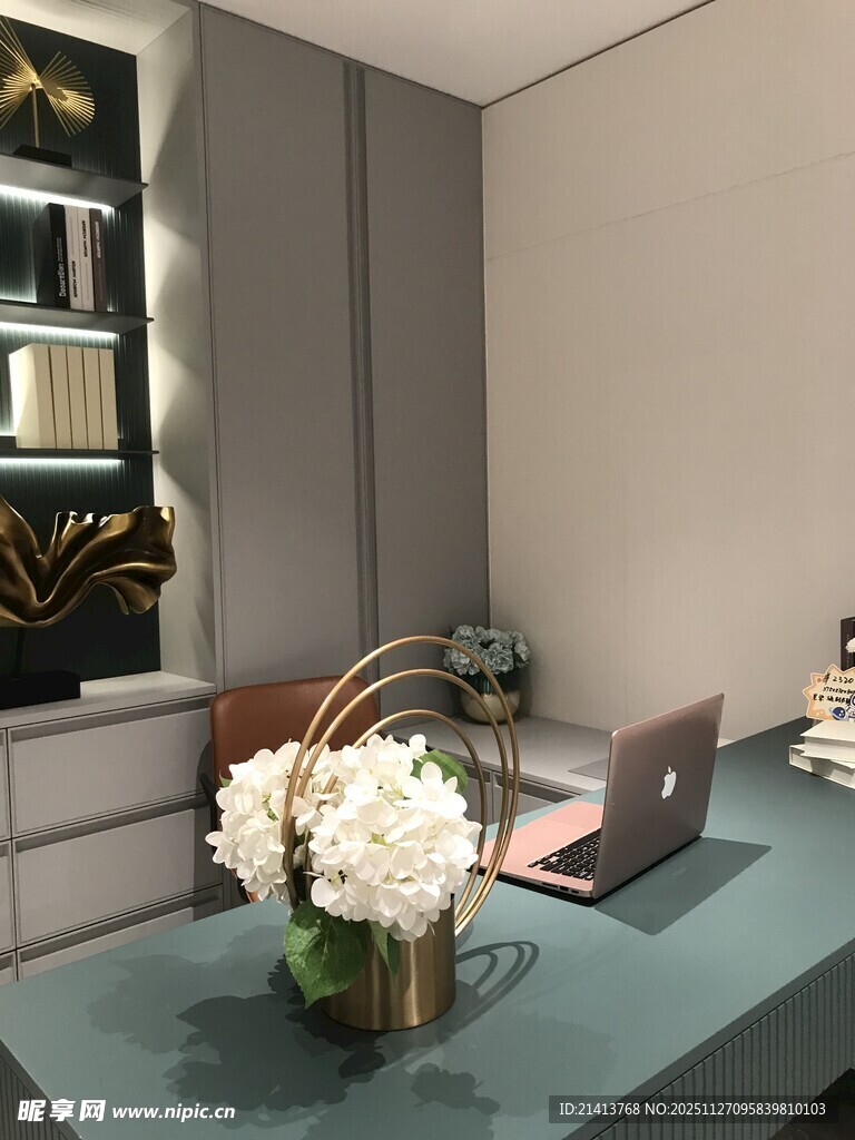 现代简约风格的精致办公角落