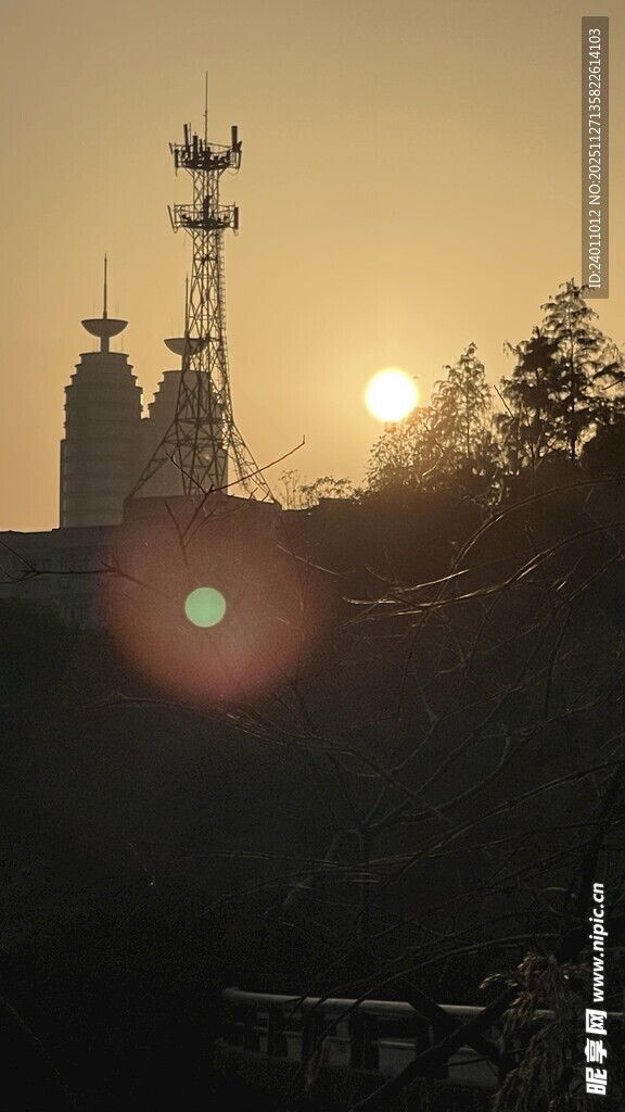 夕阳下的通信塔与建筑