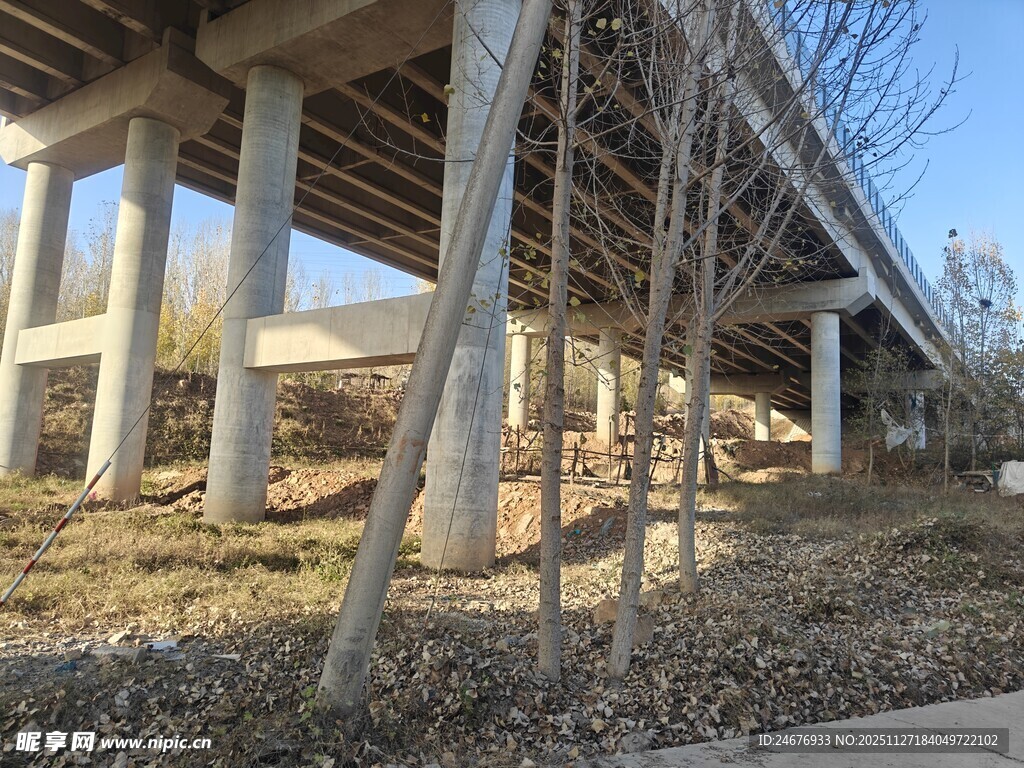 高架桥下的空旷场景
