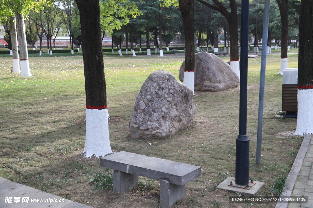 公园草地中的石凳与石柱