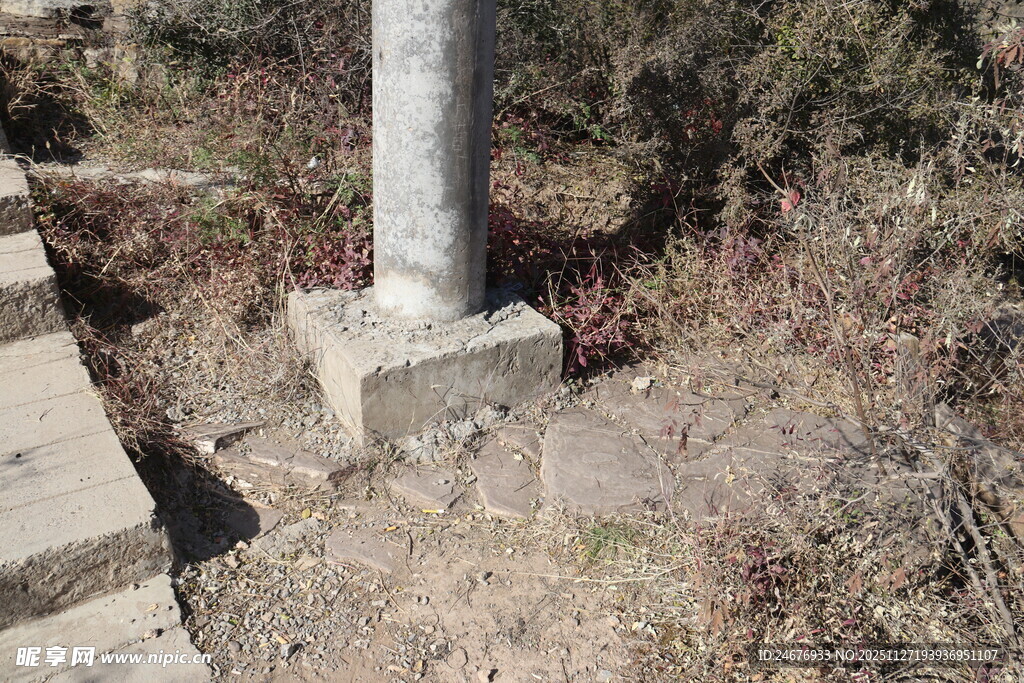 户外水泥柱及周边景象