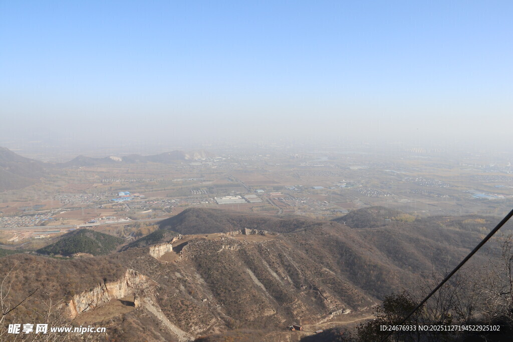 缆车视角下的山峦风光