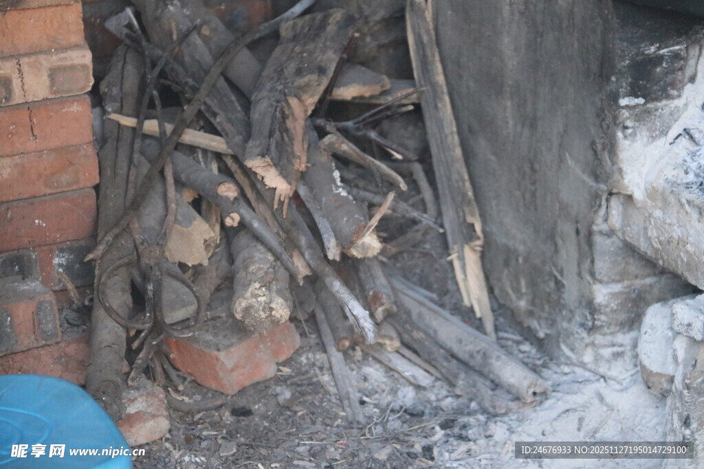 一堆杂乱木柴堆在角落