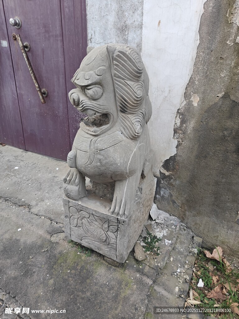 古老石狮子雕塑
