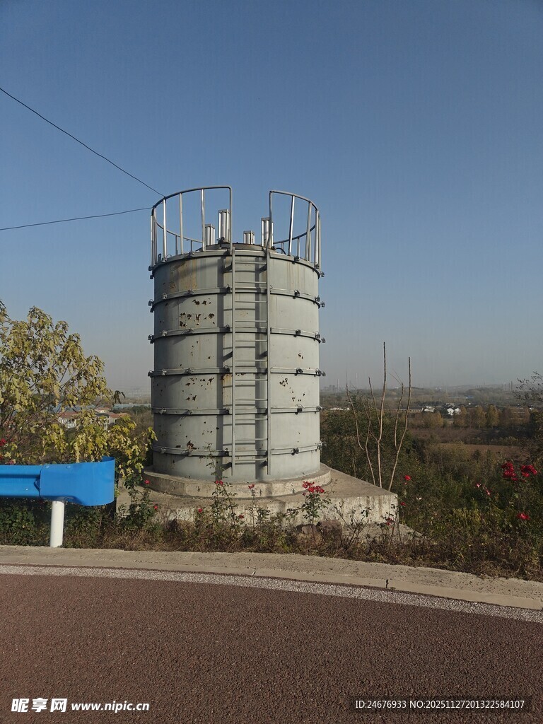路边的大型圆柱形储水罐