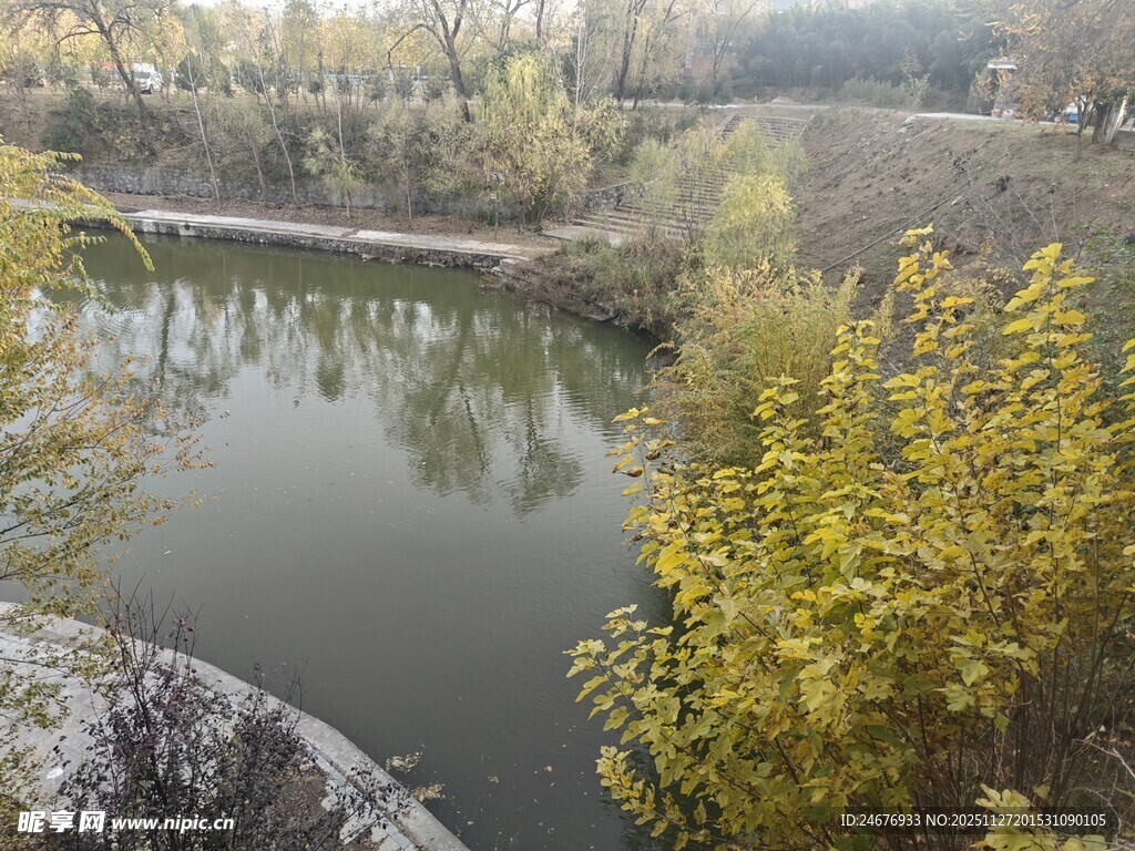 秋日河畔风光