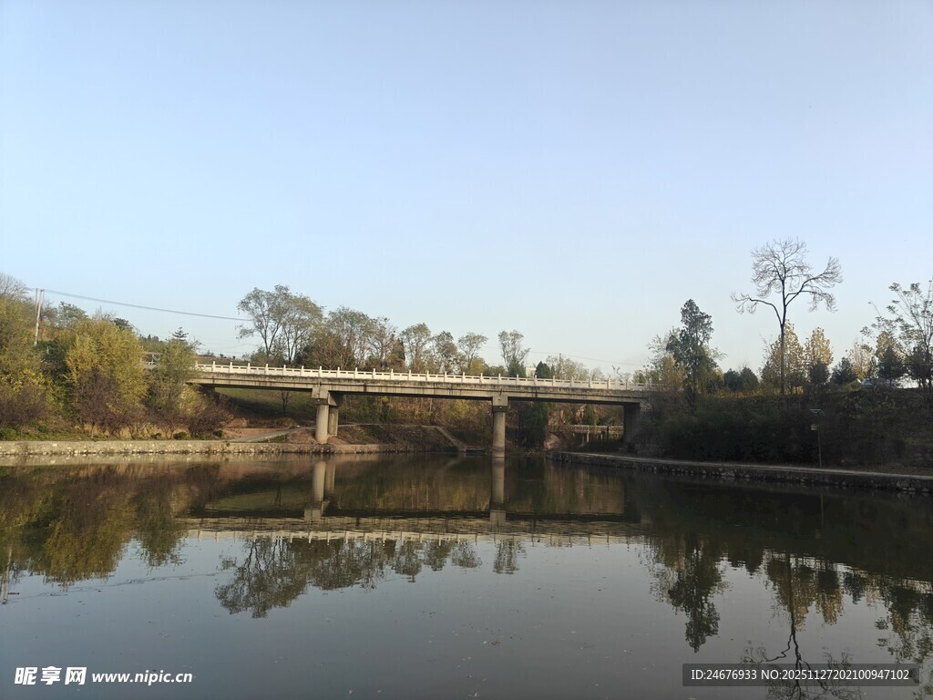 宁静河畔桥梁风景图