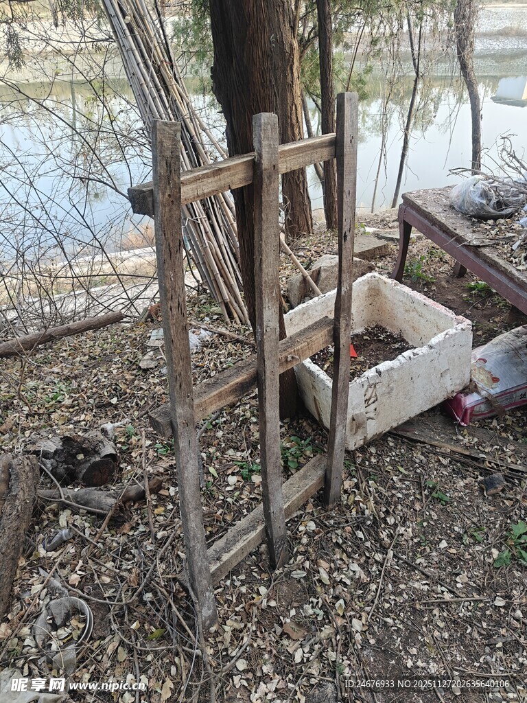 户外旧木梯与木箱场景