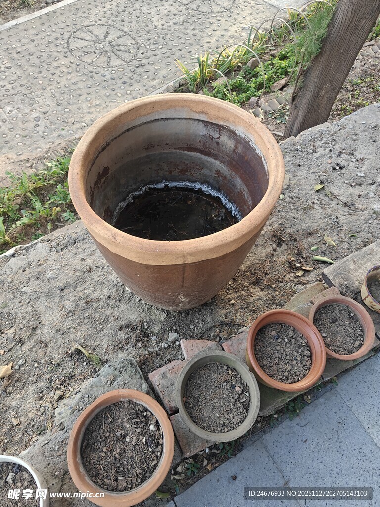 户外陶制花盆与底座组合