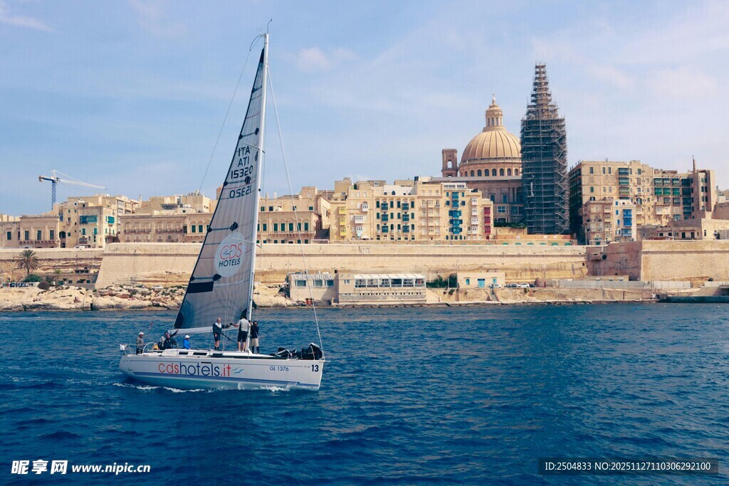 海上帆船与城市建筑景观