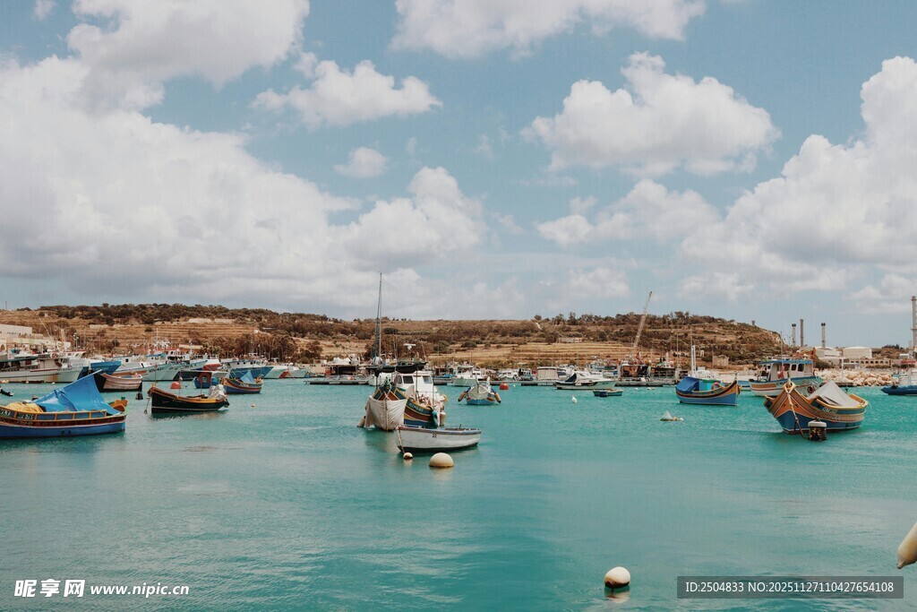 美丽海湾停泊多彩船只