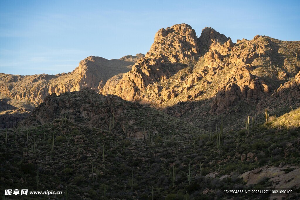 壮丽山景 阳光照耀峰峦