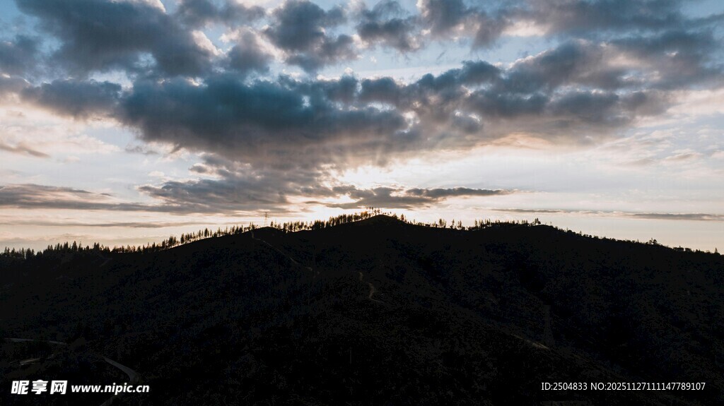日落时分的山峦与云彩