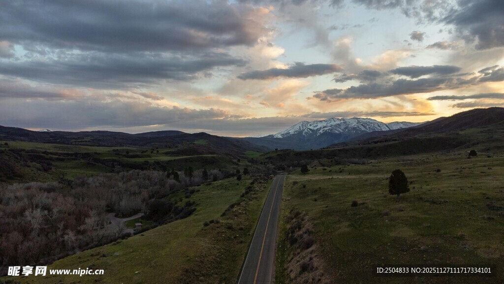 黄昏下的山间公路美景