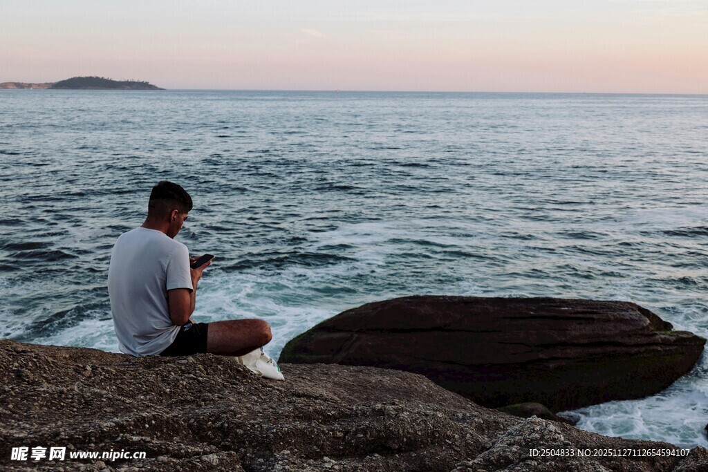 海边男子独 沉思