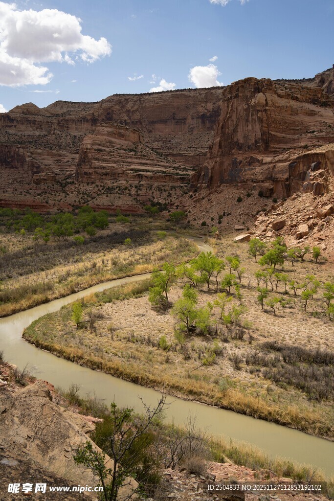 蜿蜒河流穿行于荒野山谷