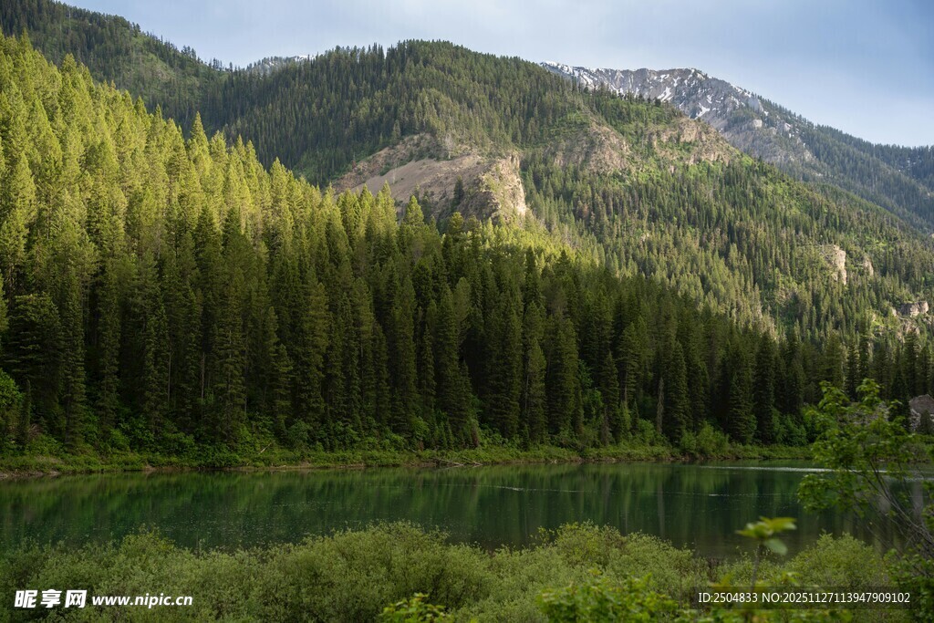 山林湖泊美景