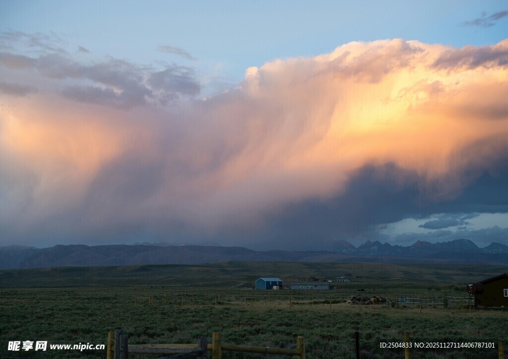 夕阳下的壮丽雨幕景观