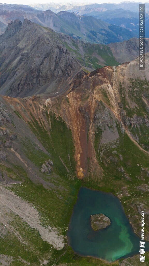 高山间的多彩湖景奇观
