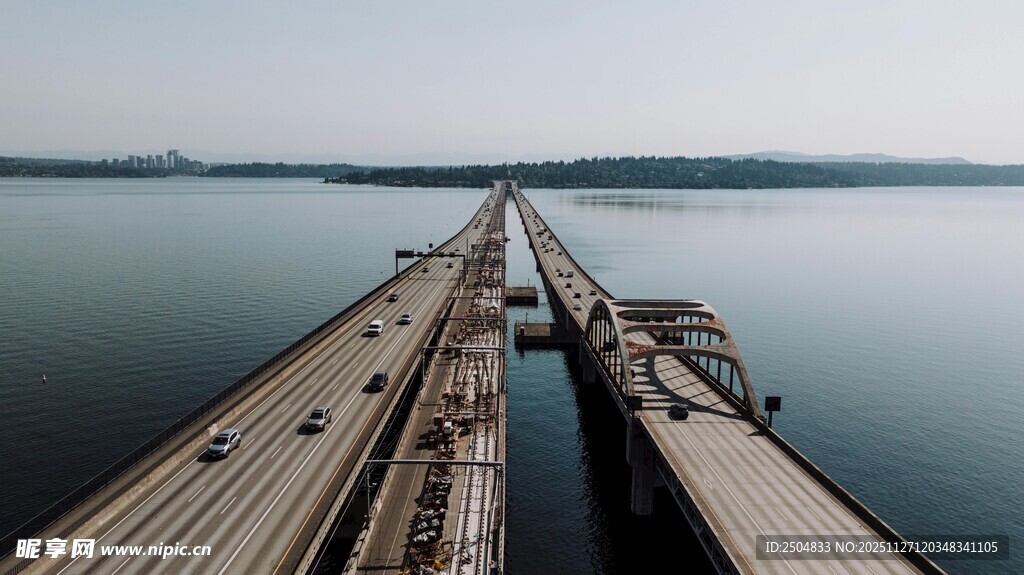 延伸至湖面的木质栈桥