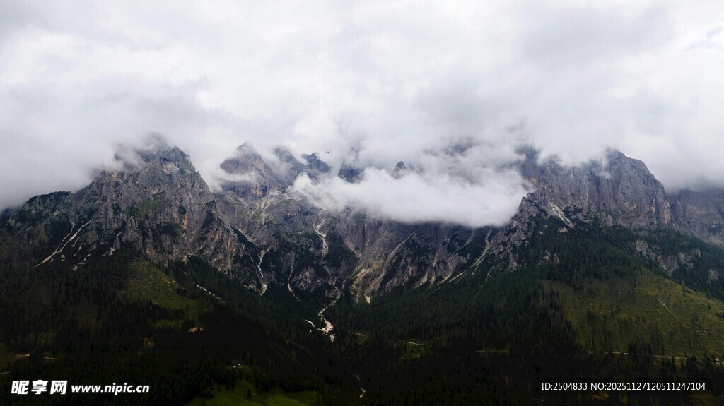 云雾缭绕的壮丽山峰