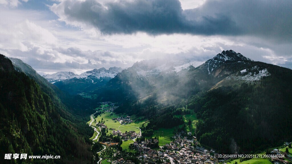 山间云雾缭绕的美丽村落