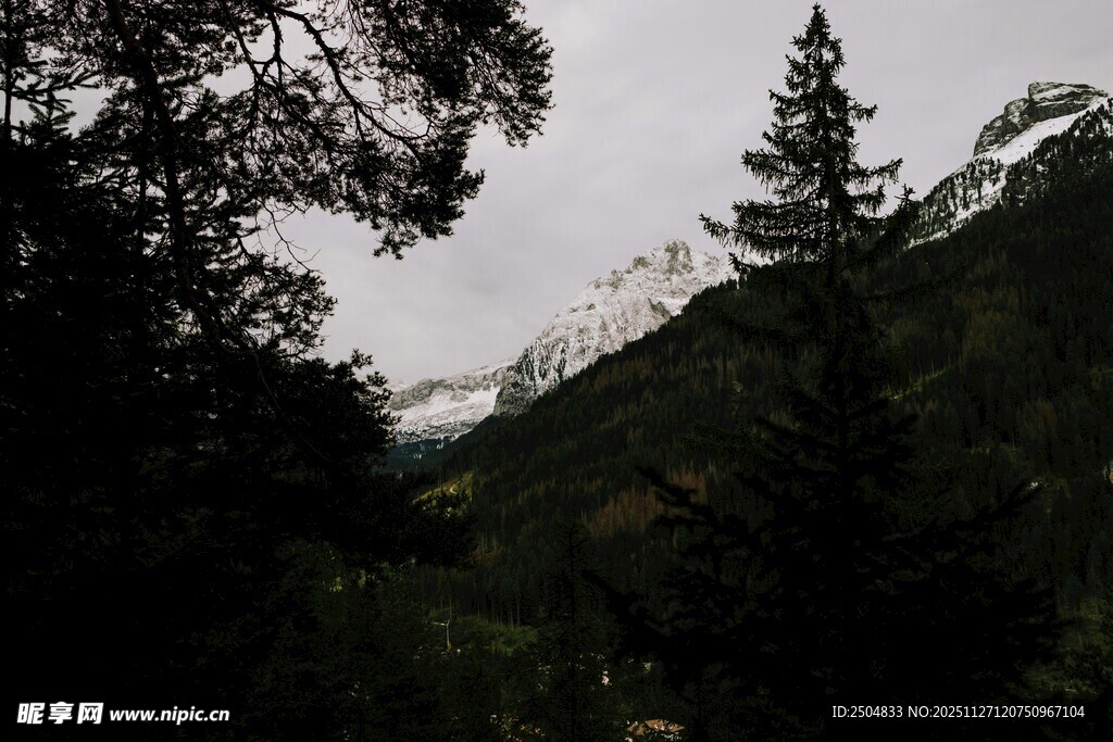 山林间的朦胧山峰景色