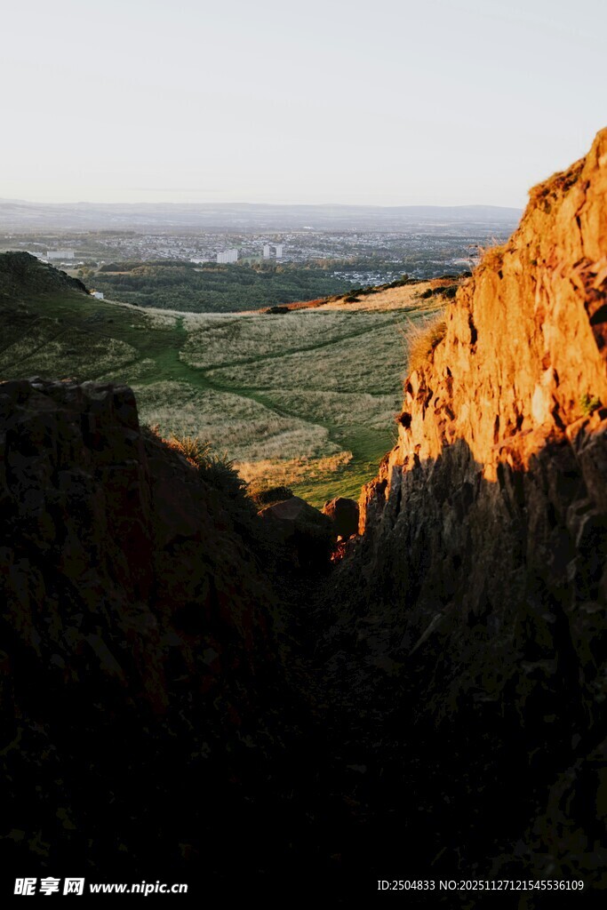 夕阳下的山谷美景