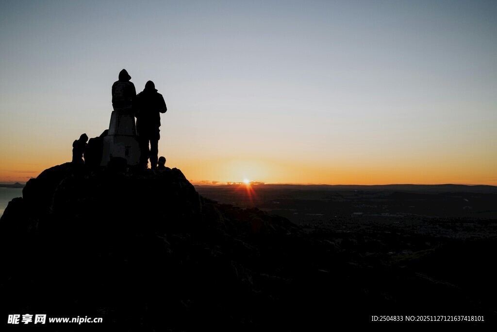 山顶剪影 日出时的坚毅身影