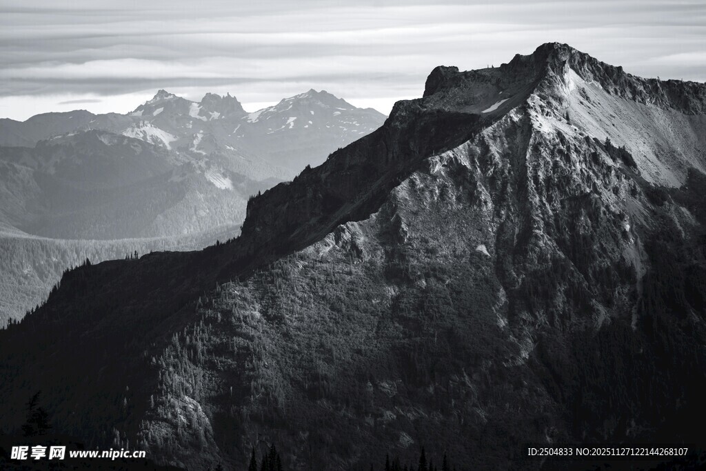 巍峨峻峭的壮丽山峰