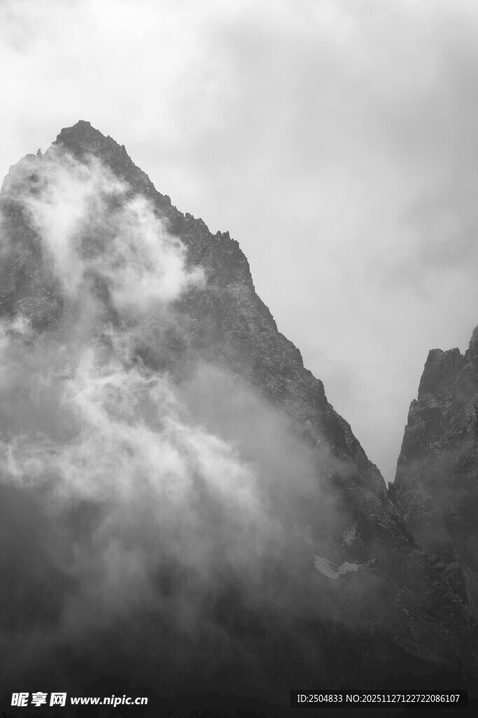 云雾缭绕的巍峨山峰