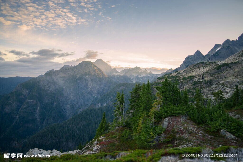壮丽山景与葱郁植被