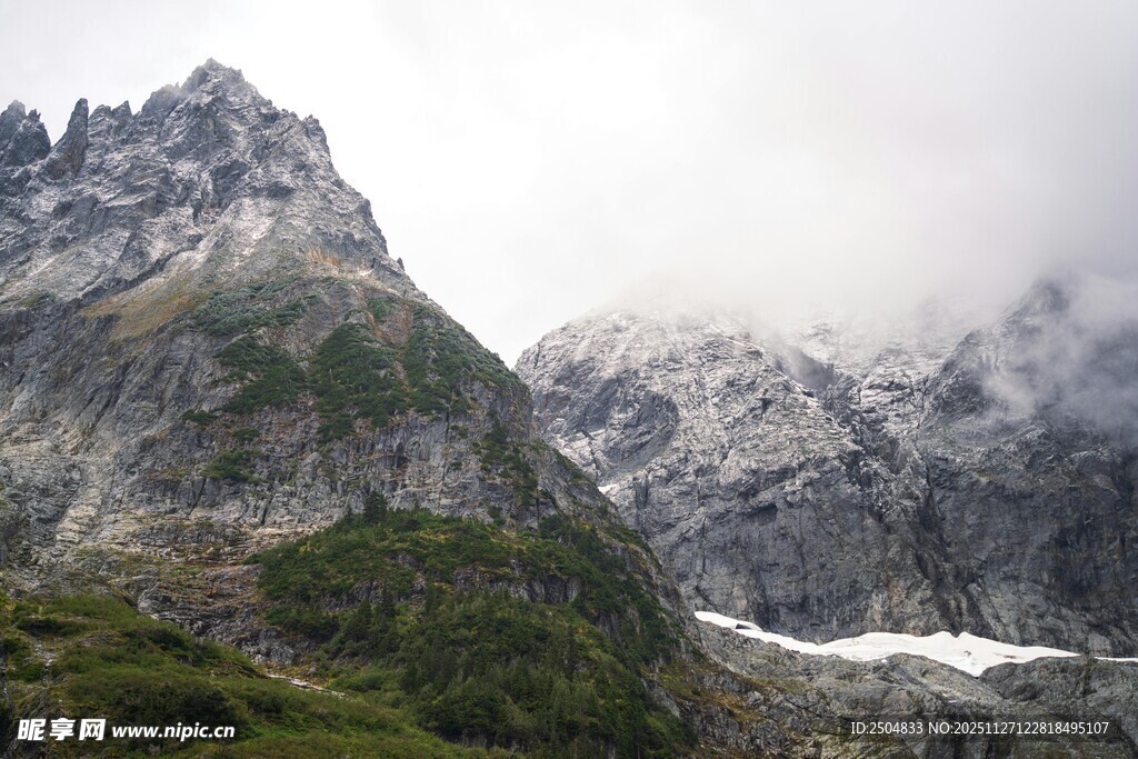 云雾缭绕的壮丽高山景色