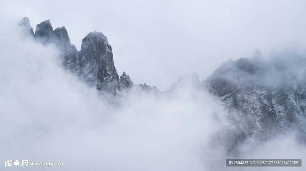 云雾缭绕的壮丽山峰
