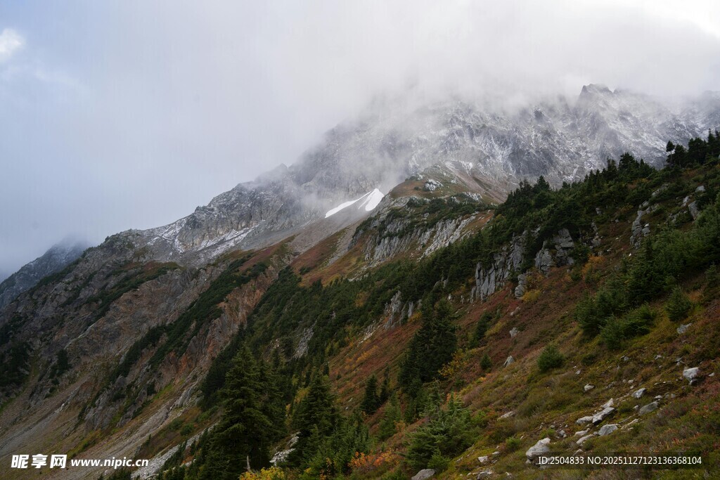 云雾缭绕的壮美山峦