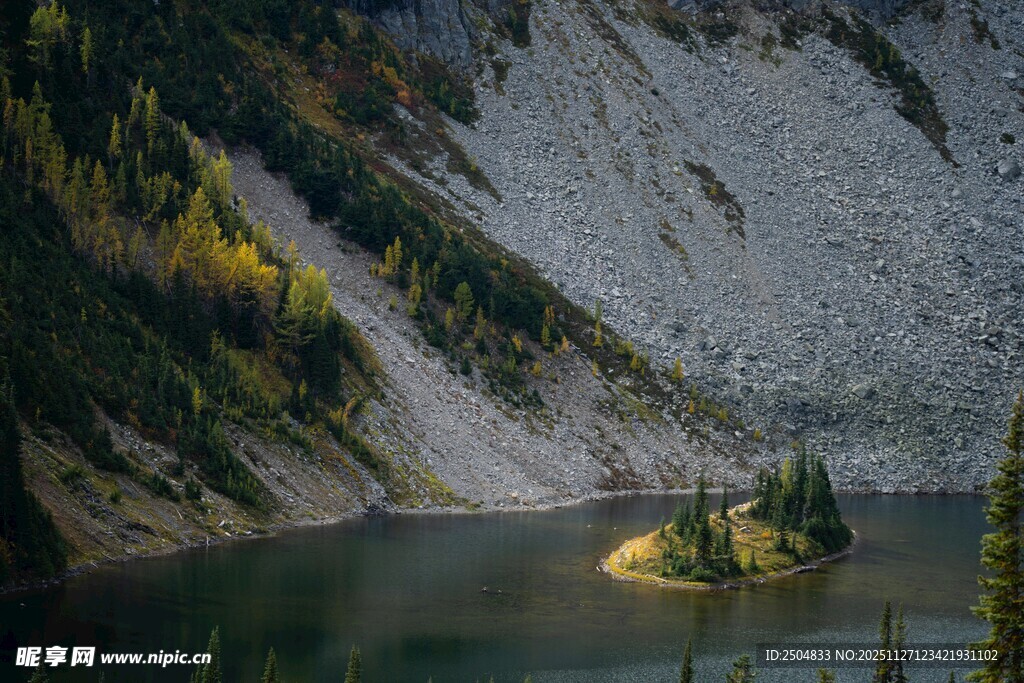山间静谧湖泊中的孤岛
