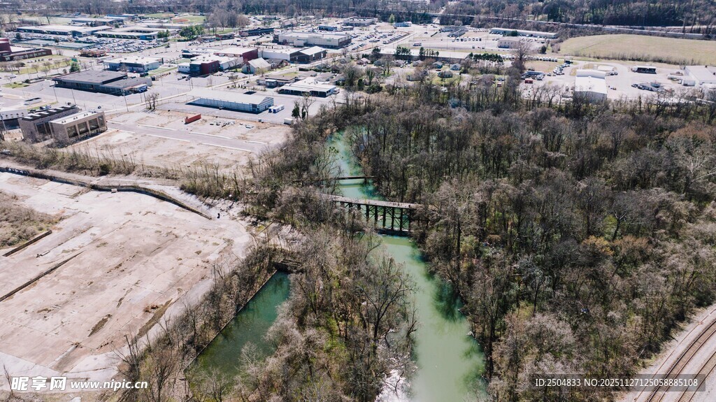 俯瞰田野间蜿蜒绿河