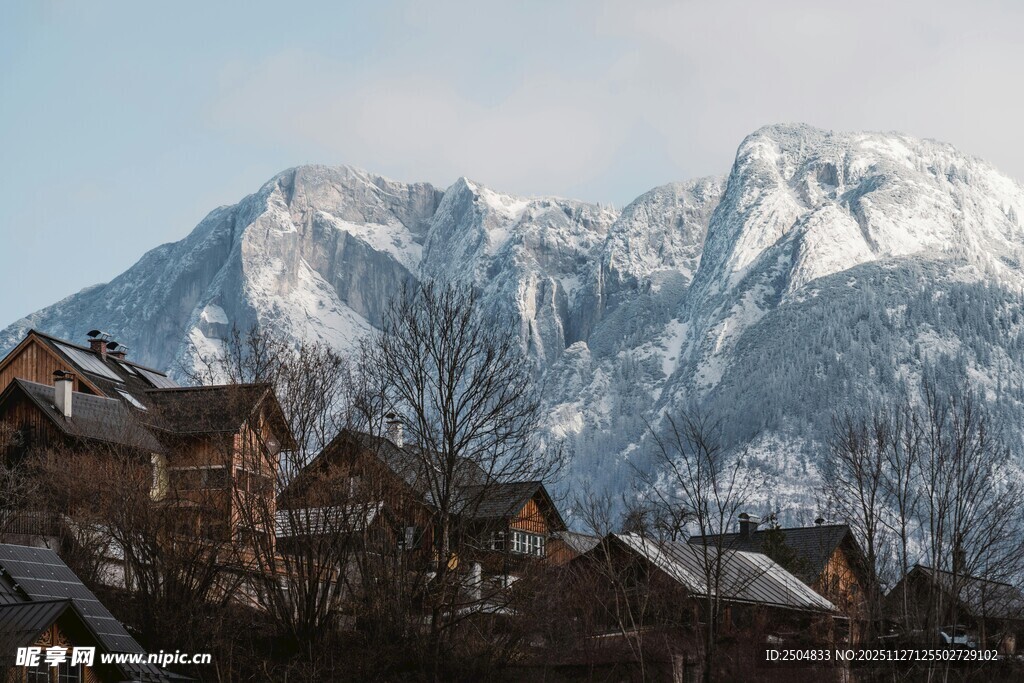雪山下的村落风光
