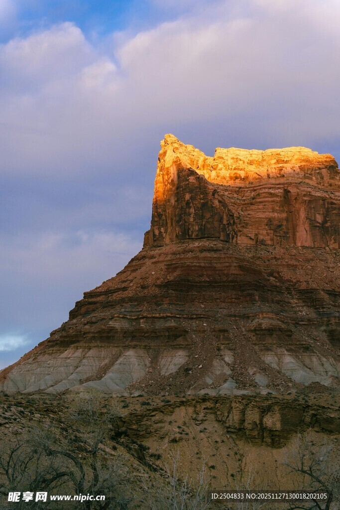 夕阳下的壮丽山岩