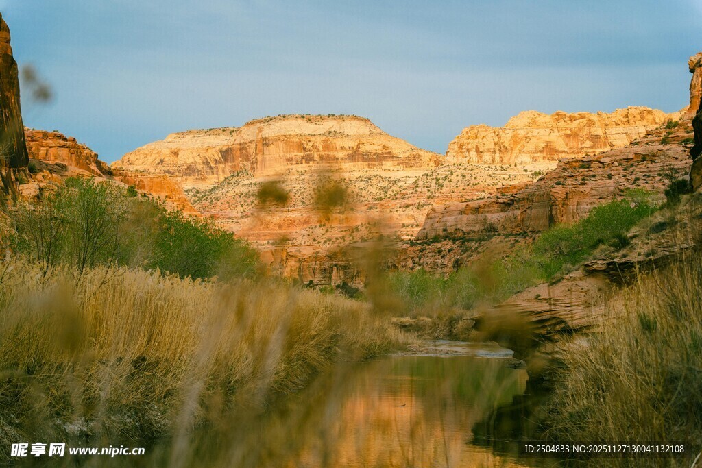 夕阳下的壮美河谷风光