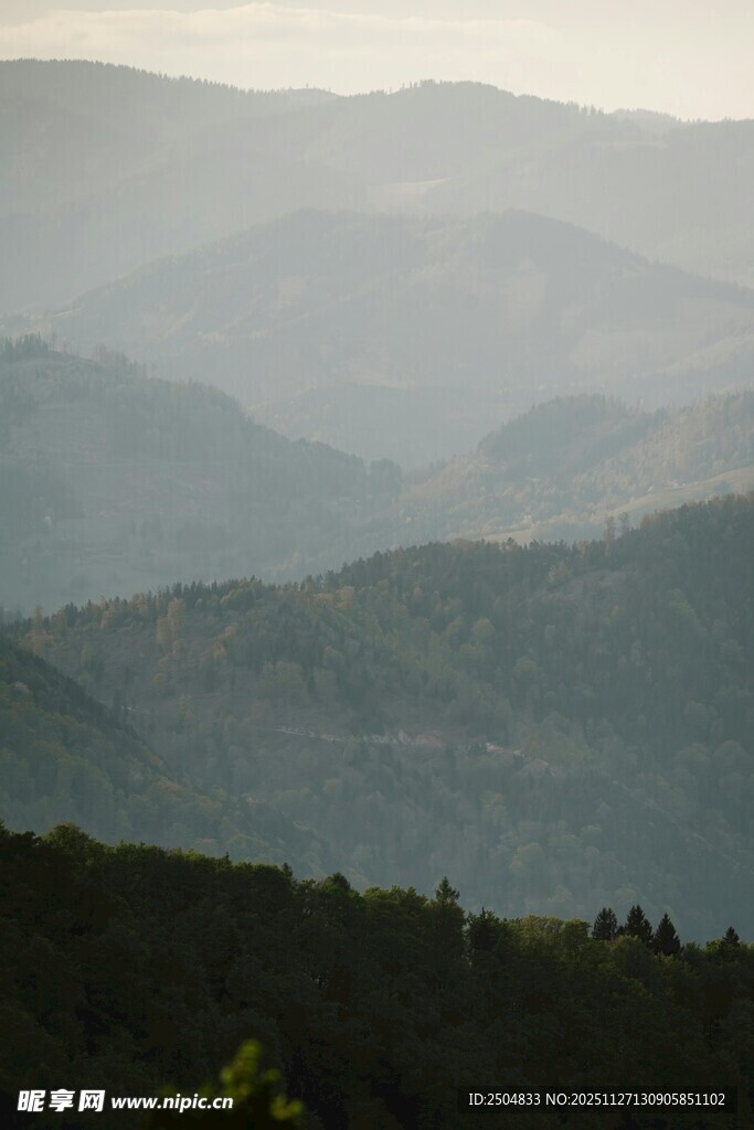 山峦叠嶂的朦胧美景
