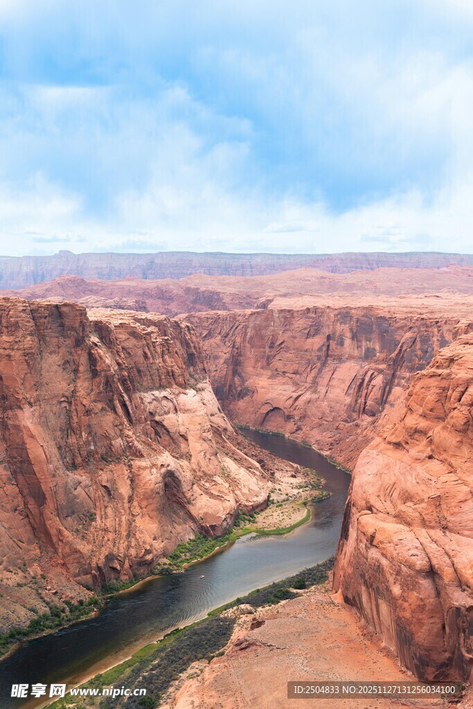 壮丽峡谷中的蜿蜒河流