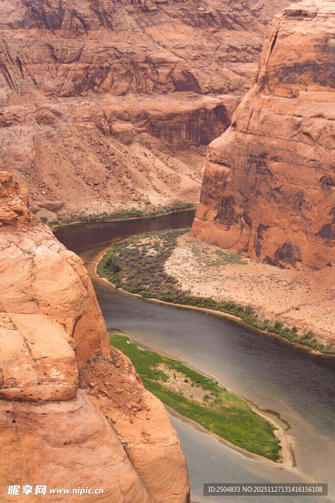 壮丽峡谷中的蜿蜒河流