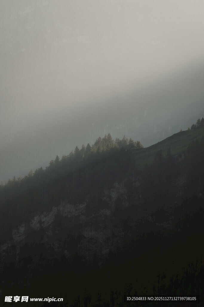 山间云雾缭绕的朦胧景象