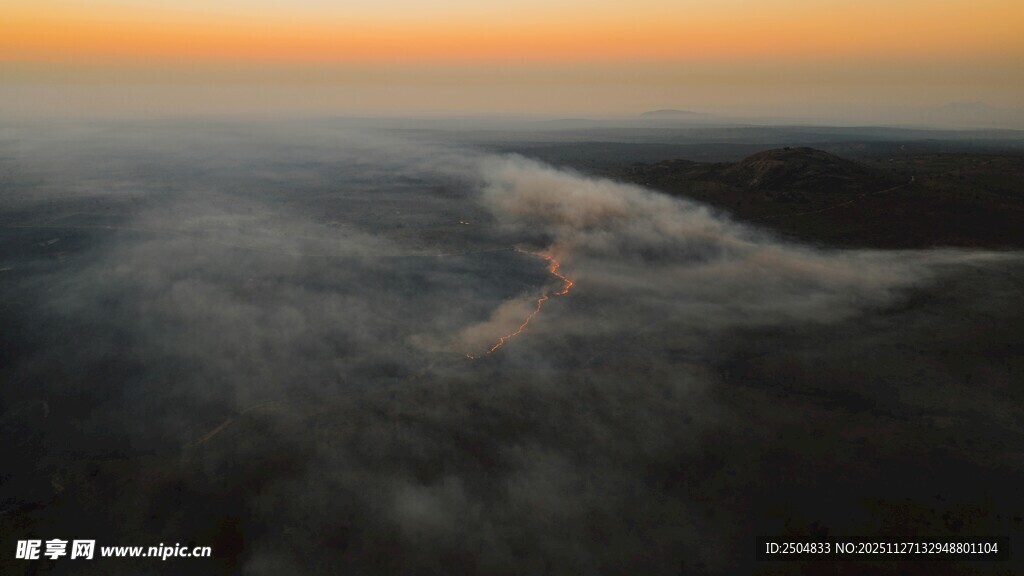 日出下的云海壮丽景观