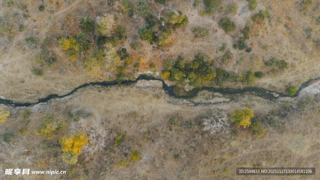 空中俯瞰蜿蜒的山间小河