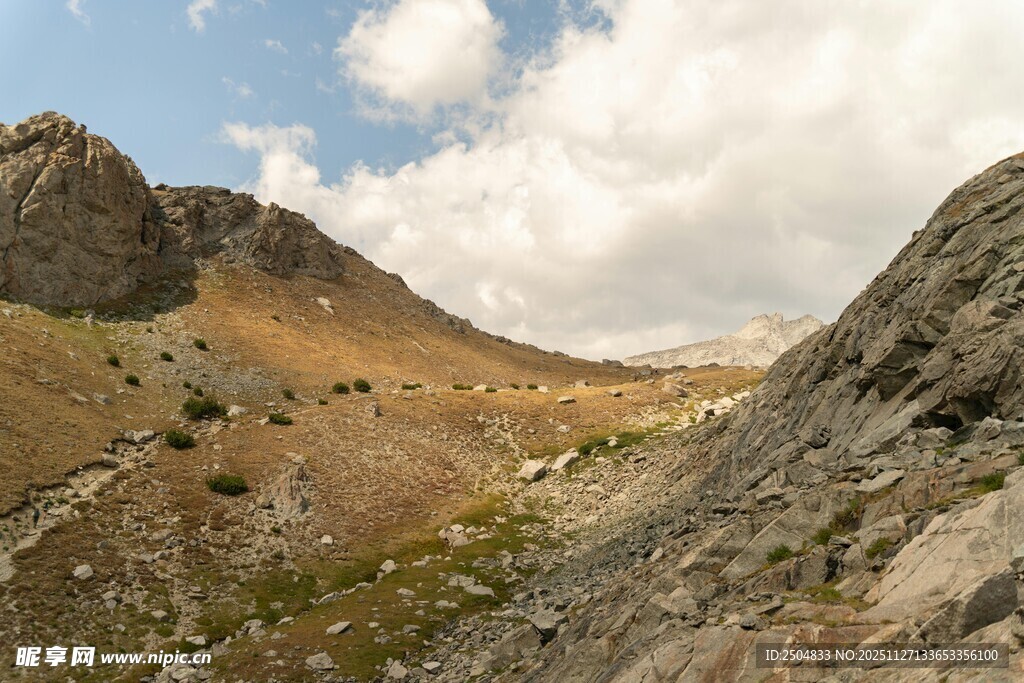 壮丽山景 蓝天白云相伴